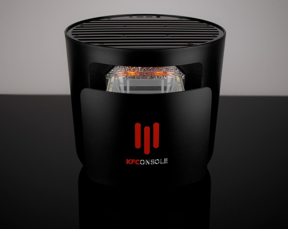 KFC представила игровую консоль KFConsole с камерой для подогрева курицы. Это не шутка